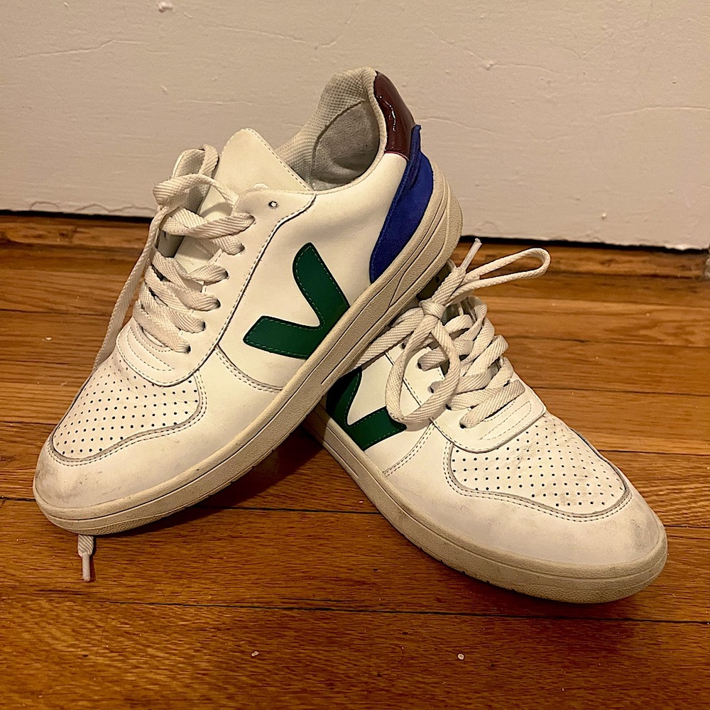 VEJA low top women’s sneakers